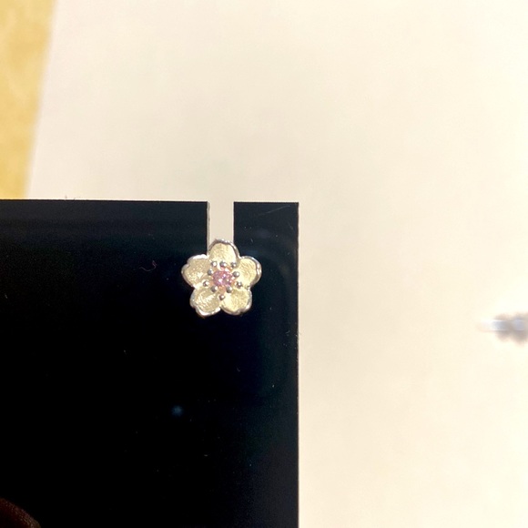 A pair of flower earrings - Picture 3 of 3